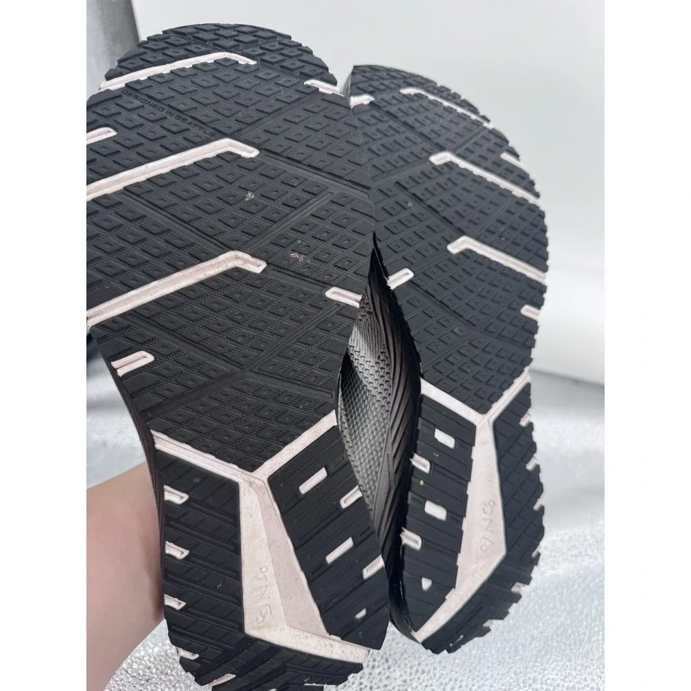 Size 11.5 Brooks Revel 7 White Black GREAT CONDITION lots of tread life gym